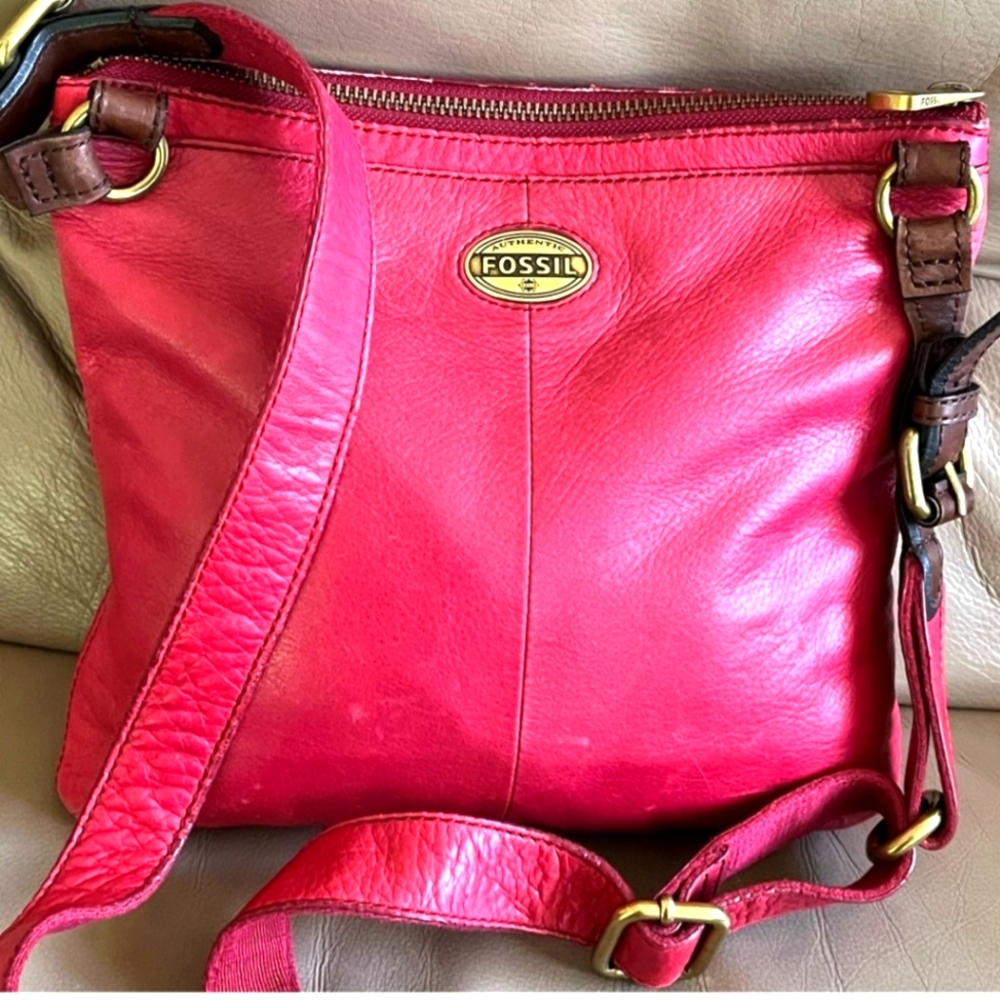 FOSSIL FUSCHIA PEBBLED LEATHER CROSSBODY